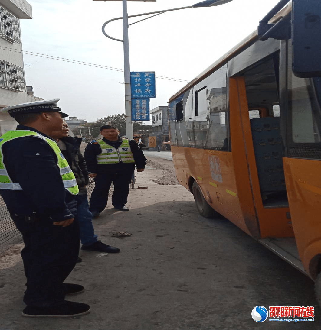 武岡市水浸坪鄉進行校車檢查 筑牢校園安全防線 武岡市水浸坪鄉進行校車檢查 筑牢校園安全防線