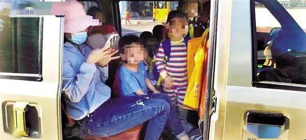 7座“黑校車”竟擠進18名幼兒 海南一司機被罰 7座“黑校車”竟擠進18名幼兒 海南一司機被罰