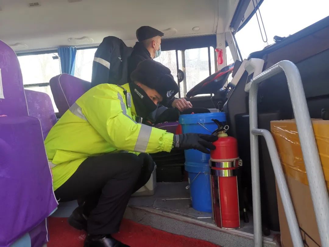 哈巴河縣開展校車安全大檢查活動/ 哈巴河縣開展校車安全大檢查活動