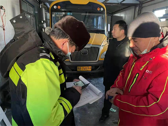 依安縣交警大隊開展冬季校車安全大檢查/ 依安縣交警大隊開展冬季校車安全大檢查