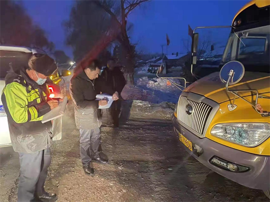 依安縣交警大隊開展冬季校車安全大檢查/ 依安縣交警大隊開展冬季校車安全大檢查