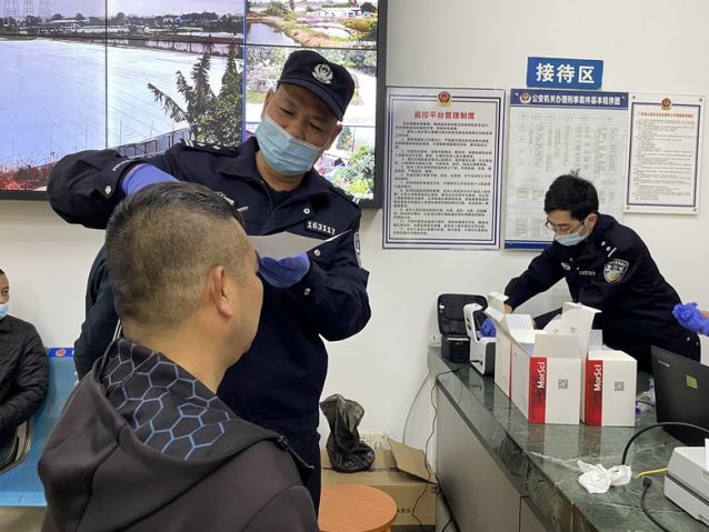 阜沙27名校車駕駛員接受毛發(fā)毒檢篩查/ 2.jpg