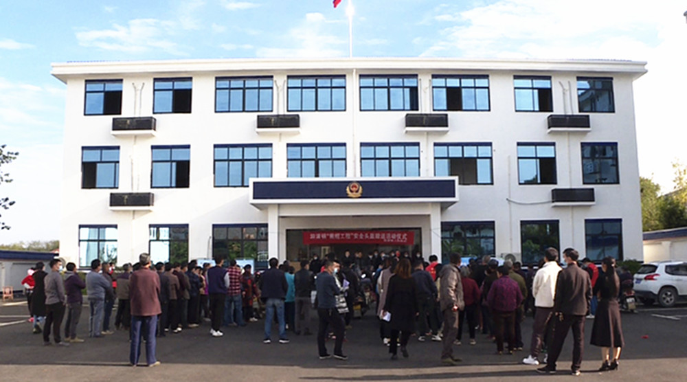 坦渡鎮(zhèn):“愛心頭盔”免費(fèi)送 交通安全記心間 888.jpg