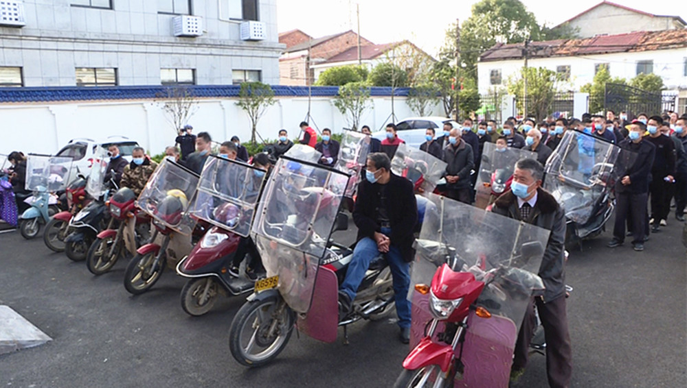 坦渡鎮(zhèn):“愛心頭盔”免費(fèi)送 交通安全記心間 戴帽00000.jpg