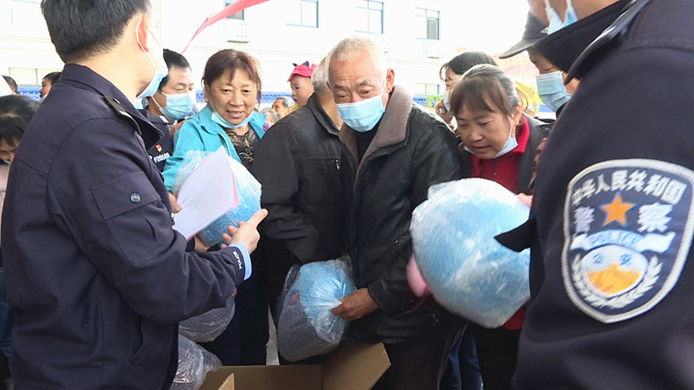 坦渡鎮(zhèn):“愛心頭盔”免費(fèi)送 交通安全記心間 坦度1.jpg