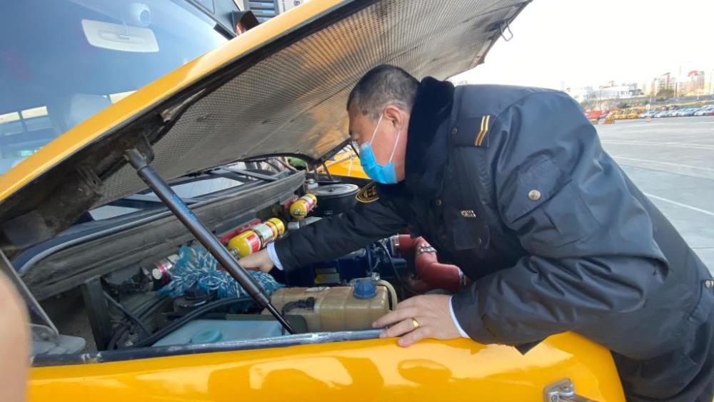 學生放假我“充電”,溫馨校車“車休人不休” 學生放假我“充電”,溫馨校車“車休人不休”