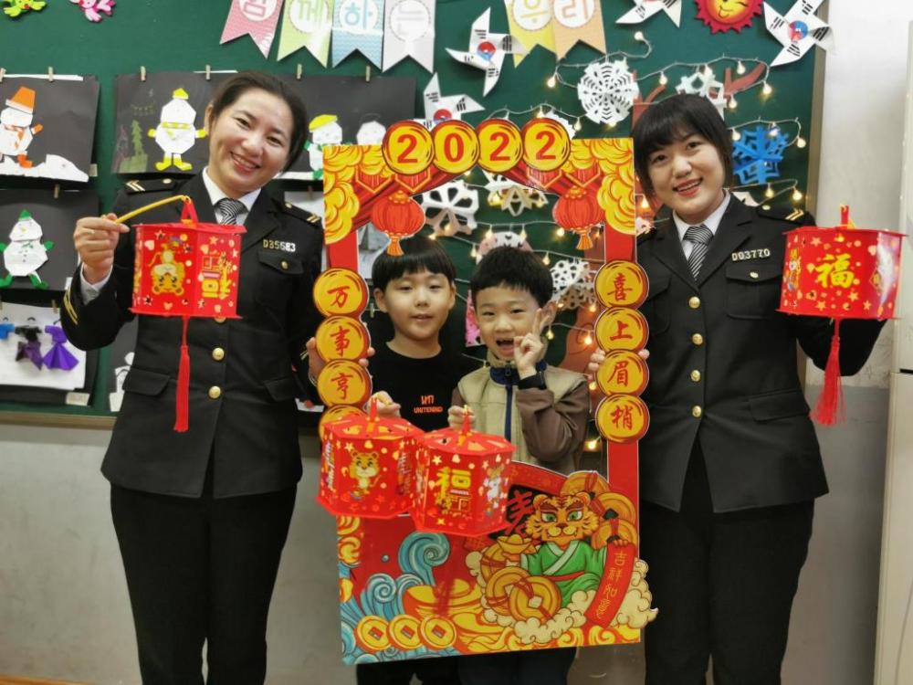 學生放假我“充電”,溫馨校車“車休人不休” 學生放假我“充電”,溫馨校車“車休人不休”