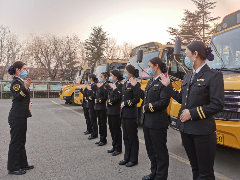 學生放假我“充電”,溫馨校車“車休人不休” 學生放假我“充電”,溫馨校車“車休人不休”