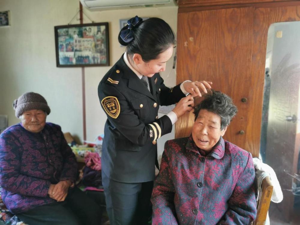 學生放假我“充電”,溫馨校車“車休人不休” 學生放假我“充電”,溫馨校車“車休人不休”