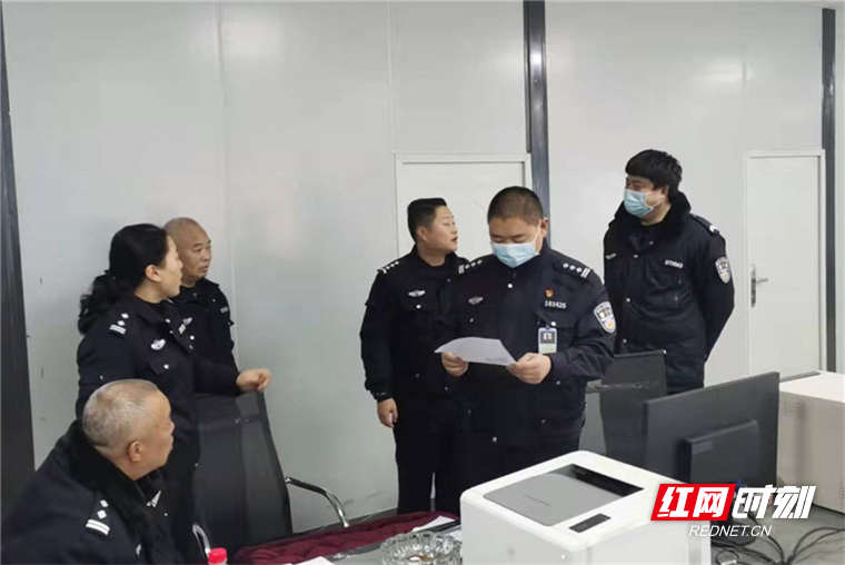 整治頑瘴痼疾 吉首交警集中審驗26輛“放假”校車 3.jpg