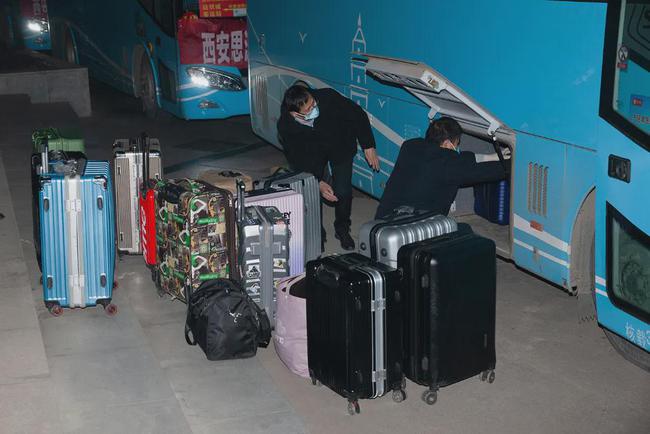 西安思源學院溫情校車助學子安全返鄉回家團圓/ 西安思源學院溫情校車助學子安全返鄉回家團圓