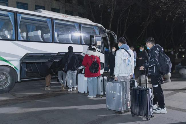 西安思源學院溫情校車助學子安全返鄉回家團圓/ 西安思源學院溫情校車助學子安全返鄉回家團圓