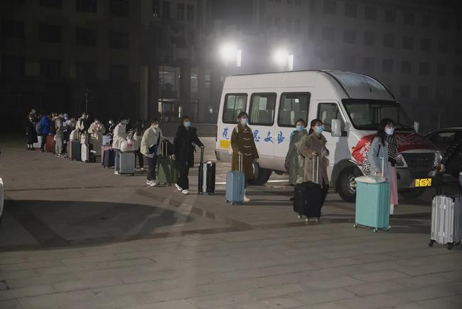 西安思源學院溫情校車助學子安全返鄉回家團圓/ 西安思源學院溫情校車助學子安全返鄉回家團圓