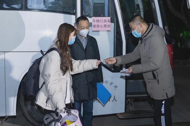 西安思源學院溫情校車助學子安全返鄉回家團圓/ 西安思源學院溫情校車助學子安全返鄉回家團圓