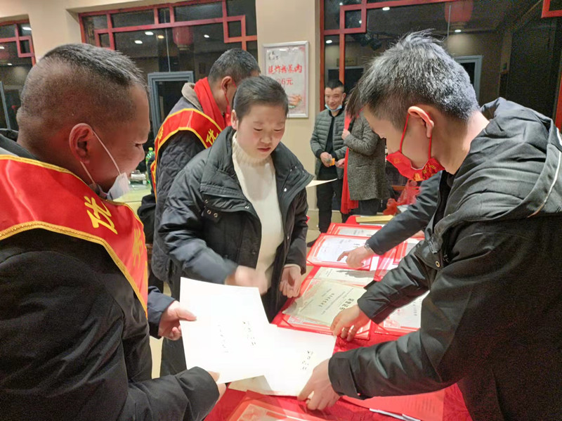 安全初心兩不忘:鄂州大興校車公司表彰會議“變身”安全課堂 安全初心兩不忘:鄂州大興校車公司表彰會議“變身”安全課堂