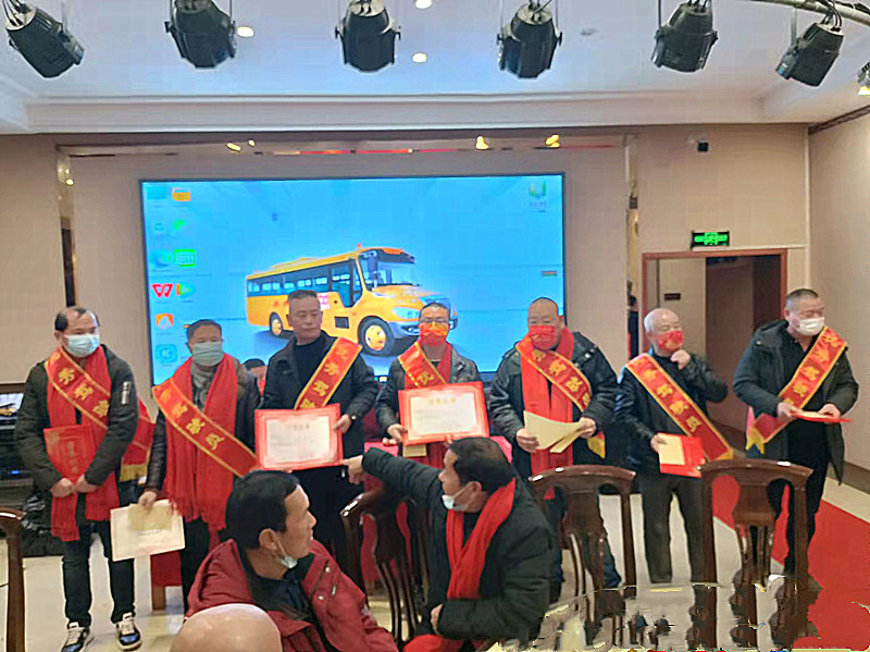 安全初心兩不忘:鄂州大興校車公司表彰會議“變身”安全課堂 安全初心兩不忘:鄂州大興校車公司表彰會議“變身”安全課堂