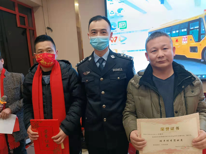 安全初心兩不忘:鄂州大興校車公司表彰會議“變身”安全課堂 安全初心兩不忘:鄂州大興校車公司表彰會議“變身”安全課堂