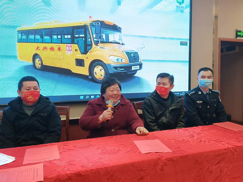 安全初心兩不忘:鄂州大興校車公司表彰會議“變身”安全課堂 安全初心兩不忘:鄂州大興校車公司表彰會議“變身”安全課堂