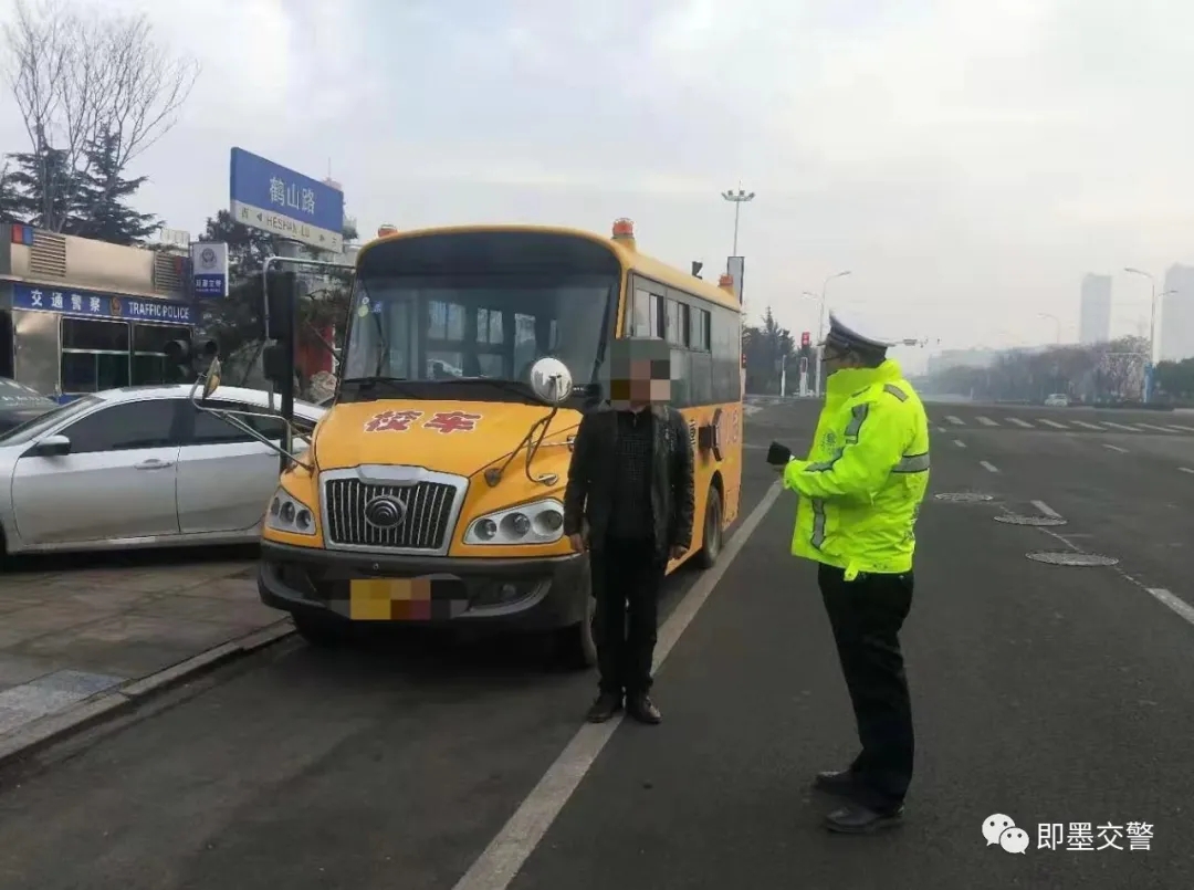 護(hù)航開(kāi)學(xué)季,即墨交警提前“報(bào)到” 640.webp (2).jpg