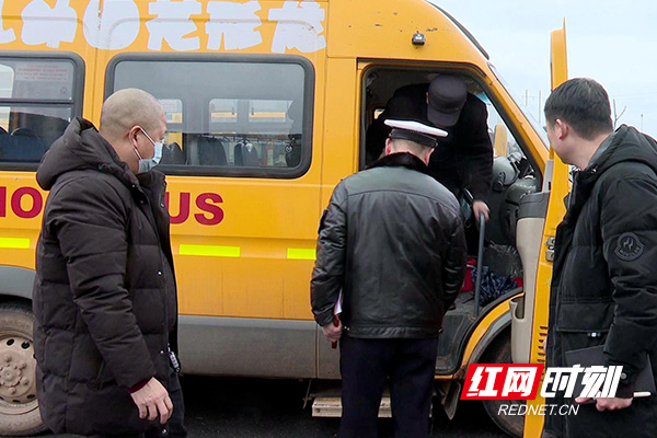 迎開學 攸縣對413輛校車開展安全大檢查 11.jpg