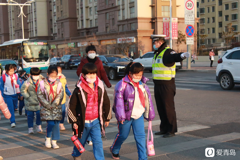 開學(xué)首日,黃島公安“護學(xué)模式”準時上線了 開學(xué)首日,黃島公安“護學(xué)模式”準時上線了