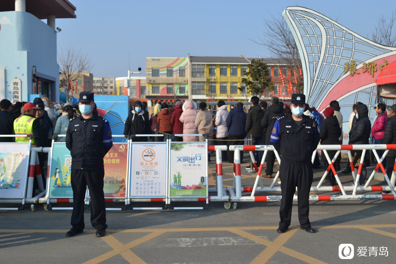 開學(xué)首日,黃島公安“護學(xué)模式”準時上線了 開學(xué)首日,黃島公安“護學(xué)模式”準時上線了