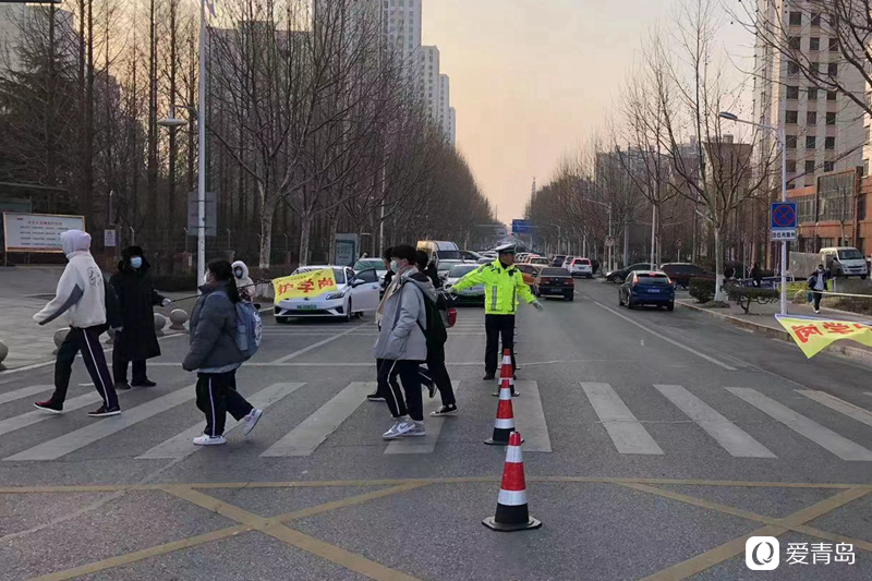 開學(xué)首日,黃島公安“護學(xué)模式”準時上線了 開學(xué)首日,黃島公安“護學(xué)模式”準時上線了