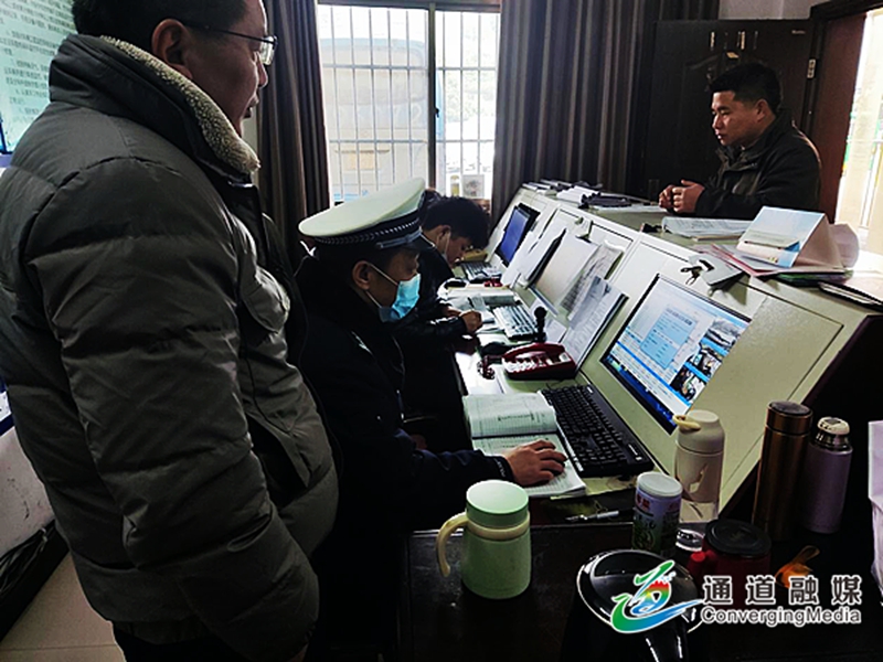 通道交警全力做好開學季“學區(qū)警務”工作 1cd2492158a1846d6701d43d1eaf9ec.jpg