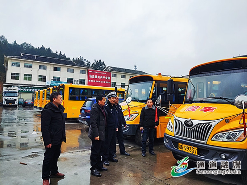 通道交警全力做好開學季“學區(qū)警務”工作 deb7de99564b44450a204d4a72b0a3d.jpg