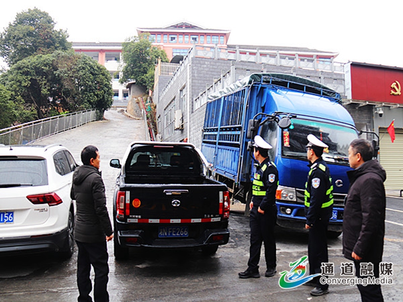 通道交警全力做好開學季“學區(qū)警務”工作 15cfb665beb86c17b3bab748988a344.jpg