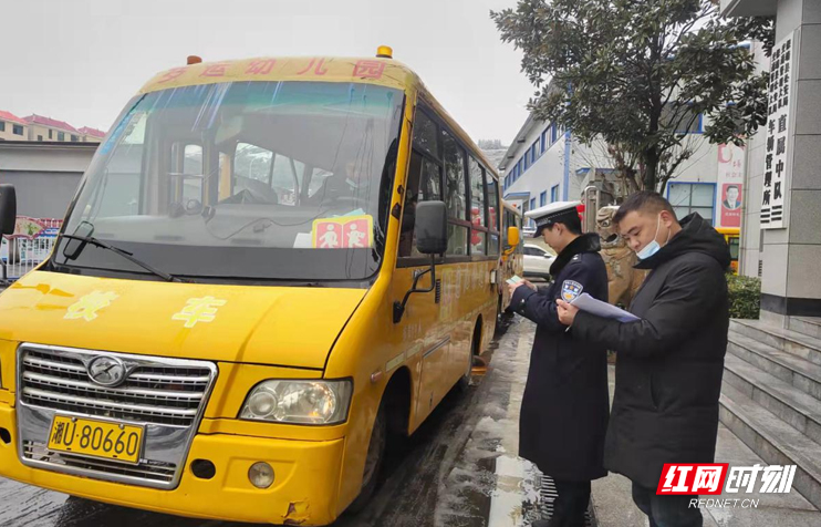 保靖:31輛校車“體檢”迎開學 01.jpg