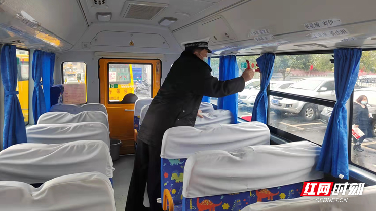 保靖:31輛校車“體檢”迎開學 02.jpg