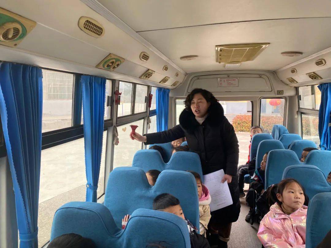 東蘇馮小學開展校車消防安全逃生演練