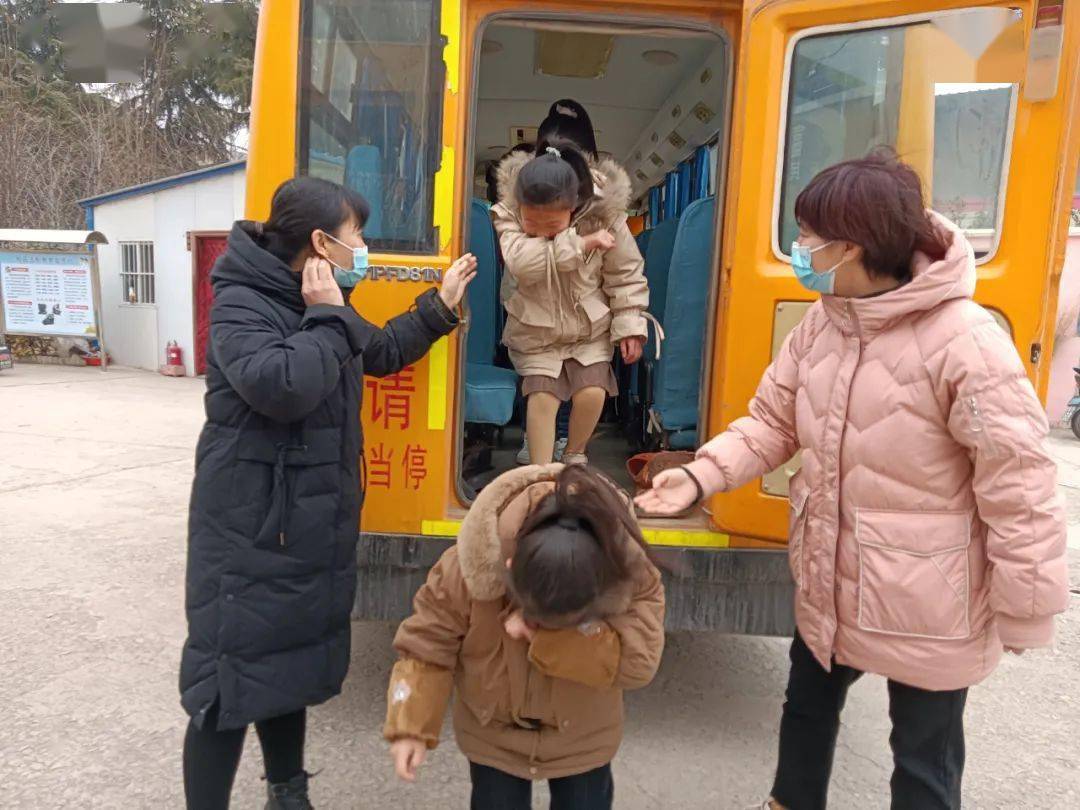 東蘇馮小學開展校車消防安全逃生演練