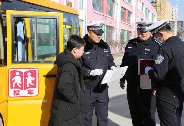 為了幼兒學生乘車安全：校車“體檢”迎開學
