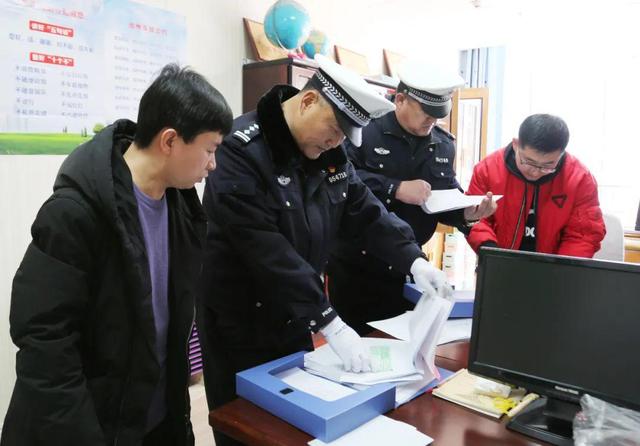 為了幼兒學生乘車安全：校車“體檢”迎開學