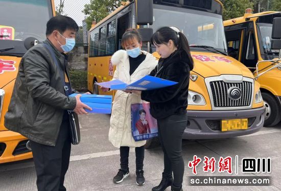 自貢貢井:聯合開展校車安全檢查 聯合檢查現場(貢井區教體局 供圖)