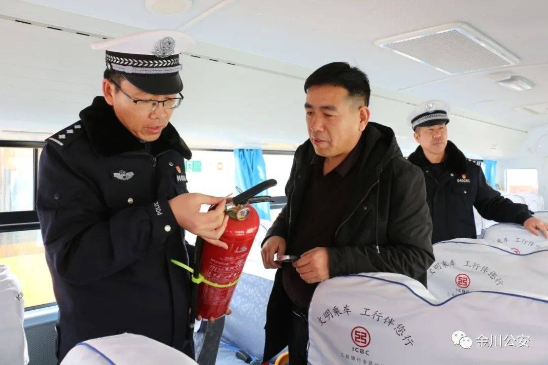 開學在即,金昌交警為校車“體檢” 開學在即,金昌交警為校車“體檢”