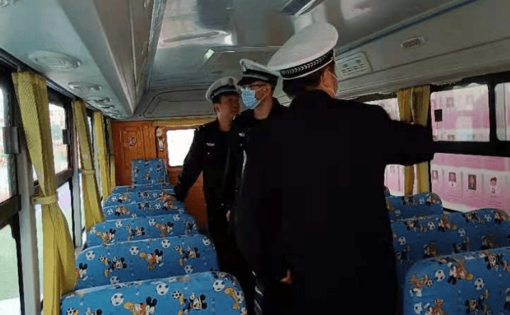 柞水交警大隊(duì)加強(qiáng)春季校車交通安全管理工作/ 柞水交警大隊(duì)加強(qiáng)春季校車交通安全管理工作