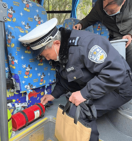 柞水交警大隊(duì)加強(qiáng)春季校車交通安全管理工作/ 柞水交警大隊(duì)加強(qiáng)春季校車交通安全管理工作