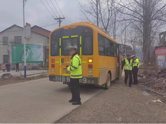 高橋鎮 | 開展校車安全檢查 護航學生平安出行 高橋鎮 | 開展校車安全檢查 護航學生平安出行