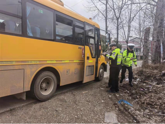 高橋鎮 | 開展校車安全檢查 護航學生平安出行 高橋鎮 | 開展校車安全檢查 護航學生平安出行