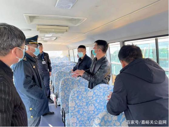 嘉峪關(guān)市公交公司開(kāi)展校車(chē)安全“大體檢”