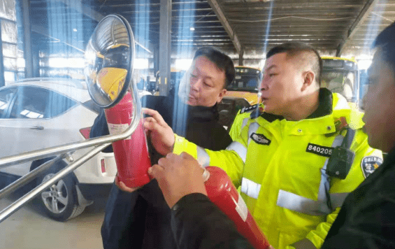 【校園安全】通榆縣教育局校車辦聯(lián)合縣交警大隊開展校車安全檢查 【校園安全】通榆縣教育局校車辦聯(lián)合縣交警大隊開展校車安全檢查