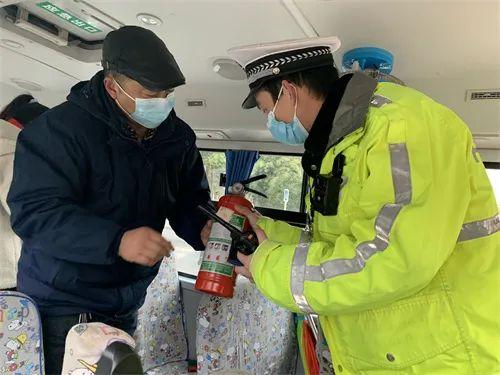 專項(xiàng)治理來了！遂寧交警重點(diǎn)整治校車安全和校園周邊道路交通秩序