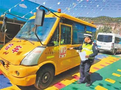 宣威交警開展校車安全隱患大排查共排查校車55輛，取消2名駕駛證被記滿12分的駕駛?cè)诵＼囻{駛資格
