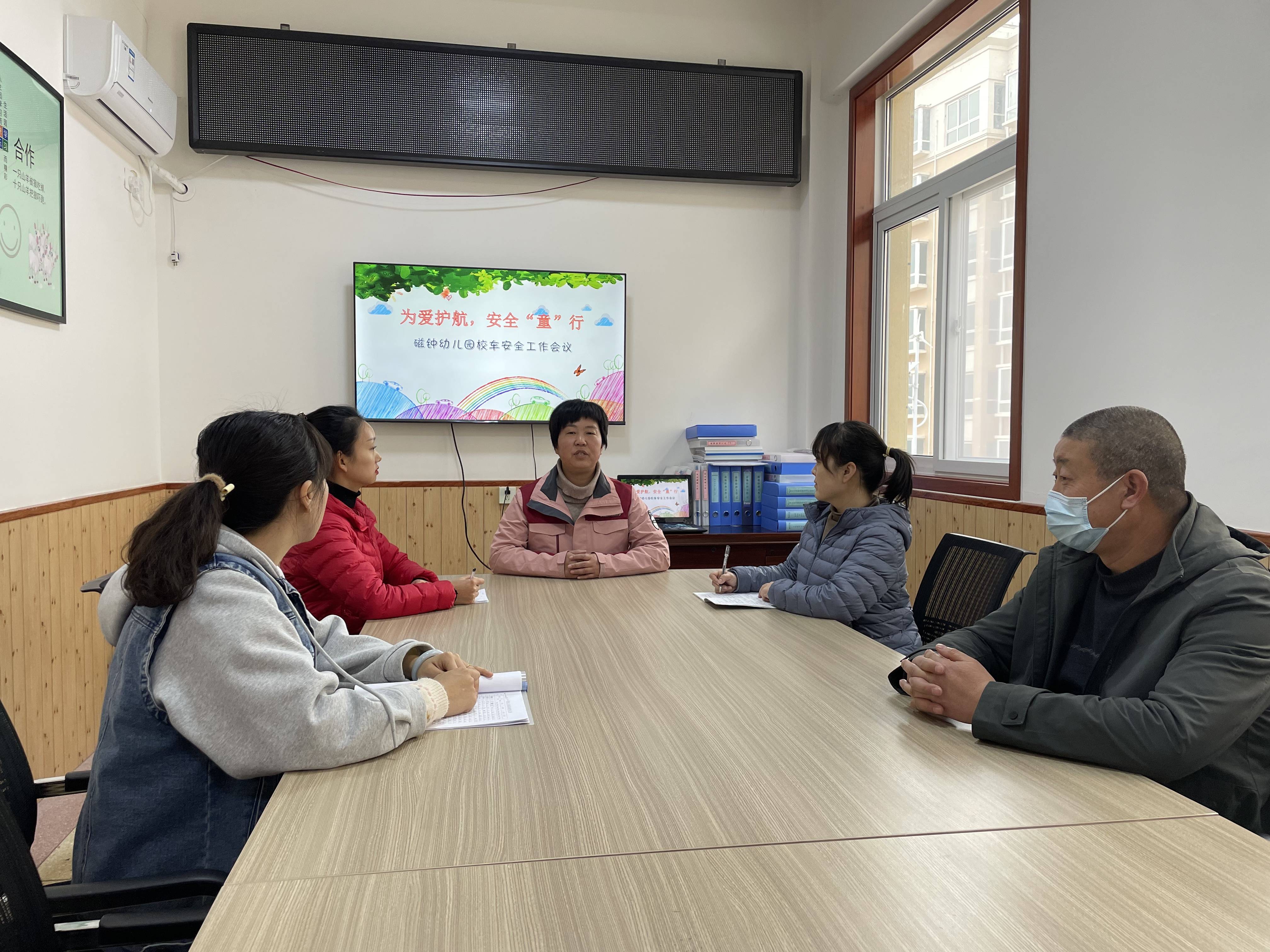 為愛護航，安全“童”行——湖濱區磁鐘中心幼兒園開展校車安全應急演練活動