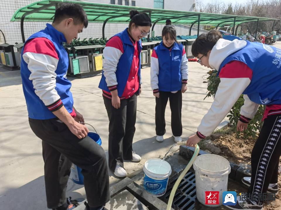 踐行雷鋒精神，提質(zhì)勞動(dòng)教育——濟(jì)南工程職院“軌道藍(lán)”志愿服務(wù)隊(duì)開展義務(wù)清潔校車活動(dòng)