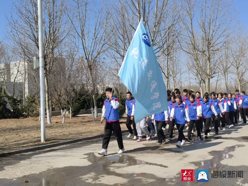踐行雷鋒精神，提質(zhì)勞動(dòng)教育——濟(jì)南工程職院“軌道藍(lán)”志愿服務(wù)隊(duì)開展義務(wù)清潔校車活動(dòng)