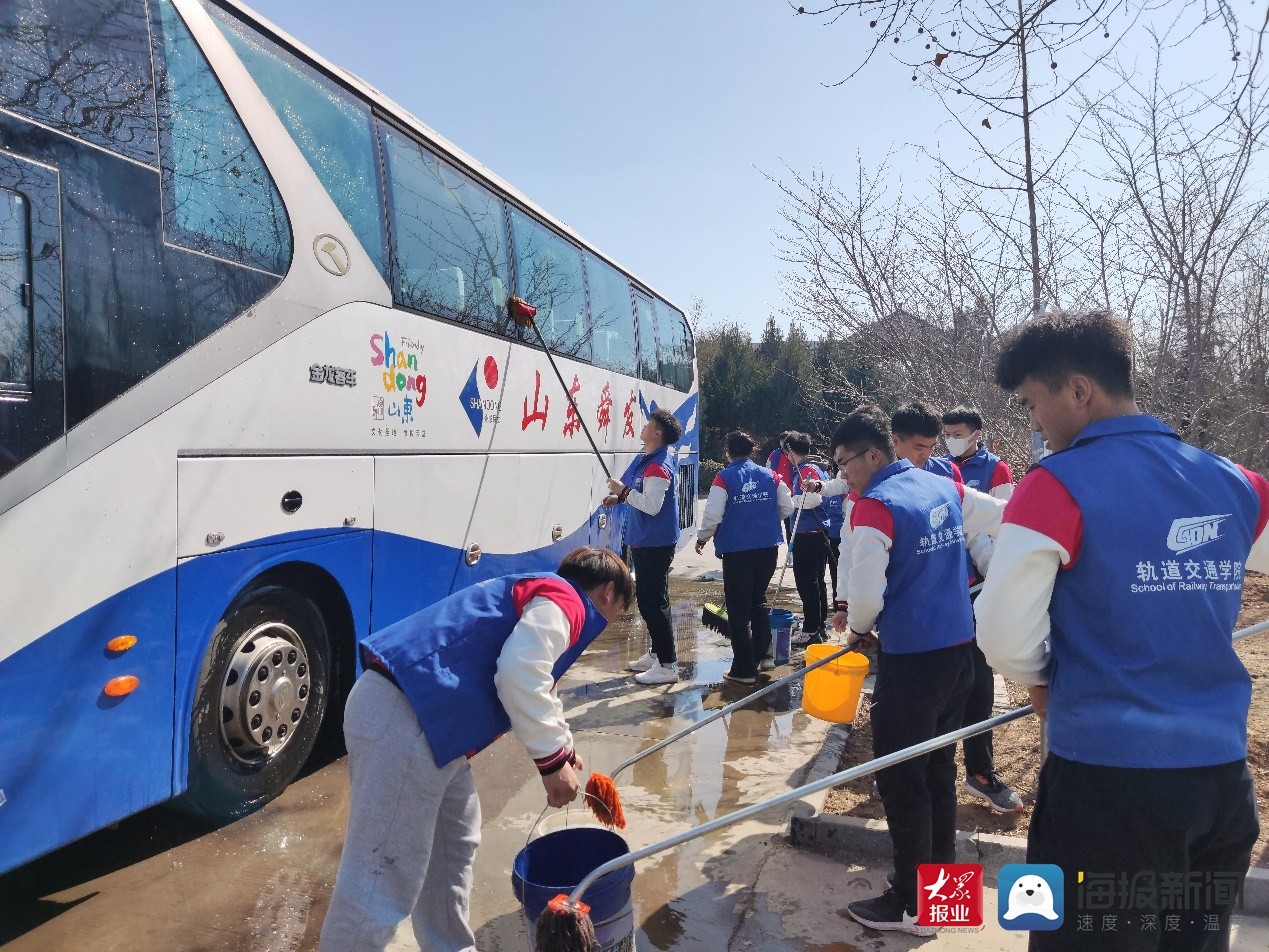 踐行雷鋒精神，提質(zhì)勞動(dòng)教育——濟(jì)南工程職院“軌道藍(lán)”志愿服務(wù)隊(duì)開展義務(wù)清潔校車活動(dòng)
